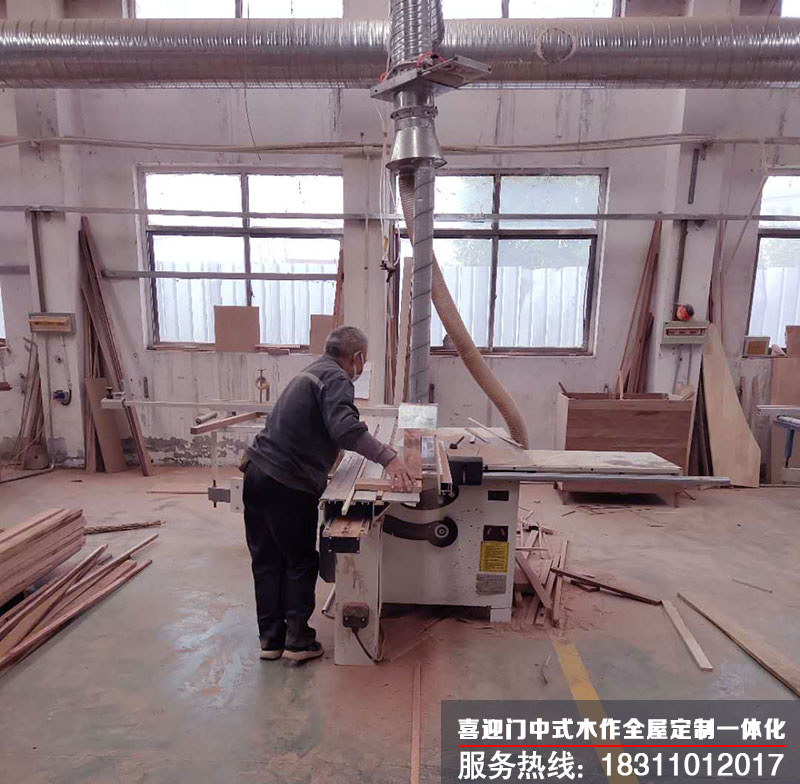 1604582584911794.jpg 喜迎門仿古門窗廠工人師傅在進行對木材的切割操作