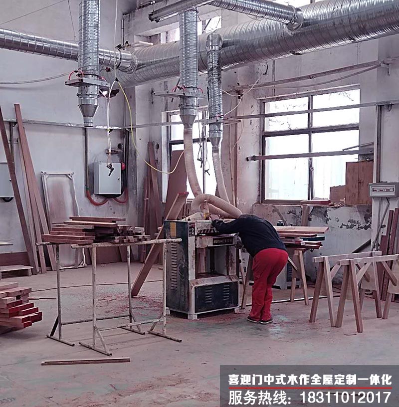 1604582632767077.jpg 喜迎門工人師傅認真的操作機器加工木作