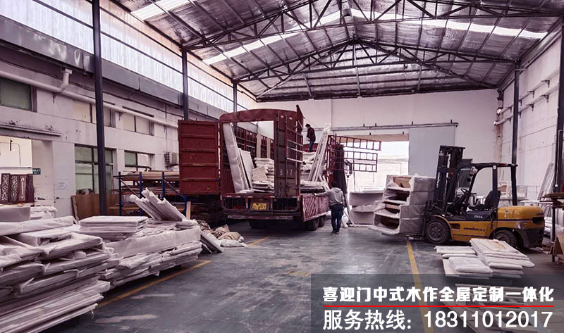 1604668367530102.jpg 喜迎門庫存車間內過道兩側擺放打包好的木作產品等待裝車