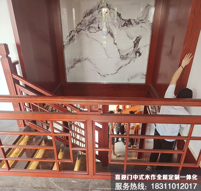 1704416363296289.jpg 中式別墅紅木的樓梯扶手
